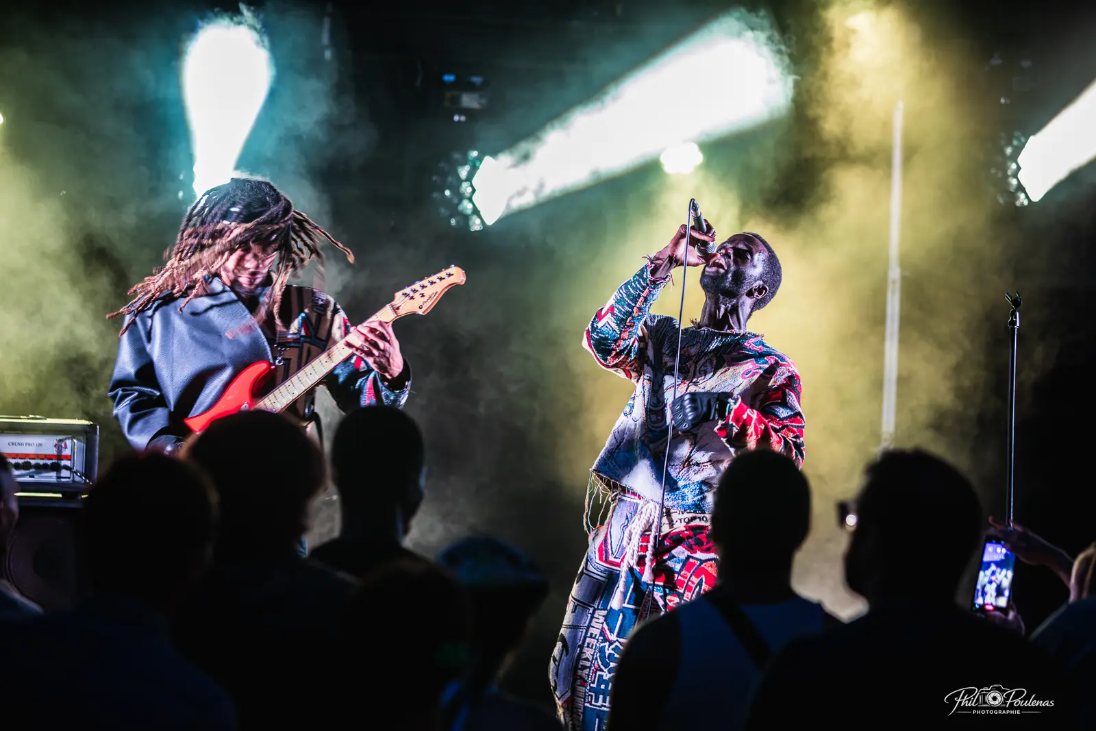 Koeurbo et son guitariste Prynce sur scène, projecteurs en contre-jour