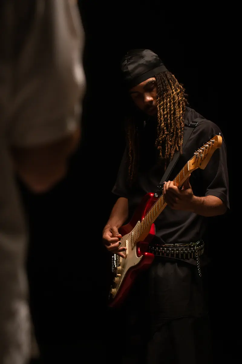 Prynce jouant de la guitare électrique sur scène